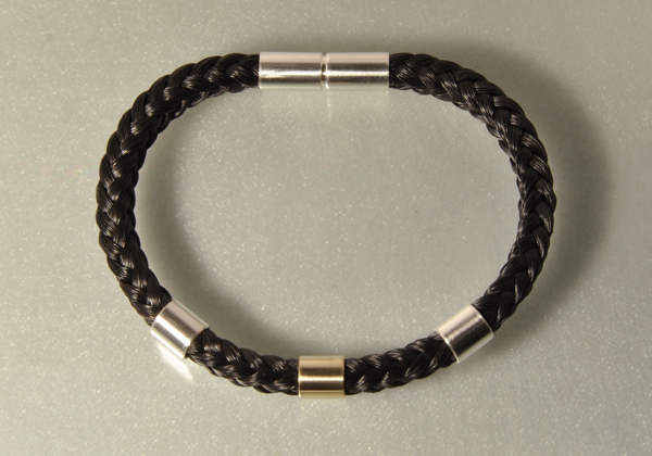 Armband aus Pferdehaar mit zwei silbernen und einer goldenen Spange