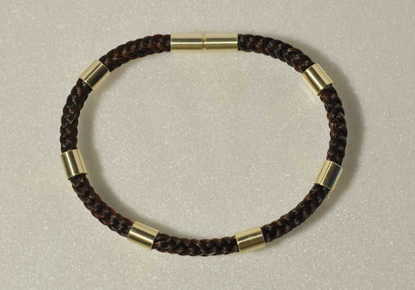 Armband aus Schweifhaar mit fünf Goldspangen