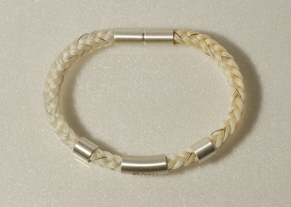 Armband aus Pferdehaar mit Gravur