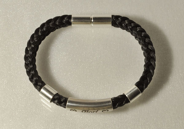 Armband aus Schweifhaar gravierter, gebogener Silberspange.