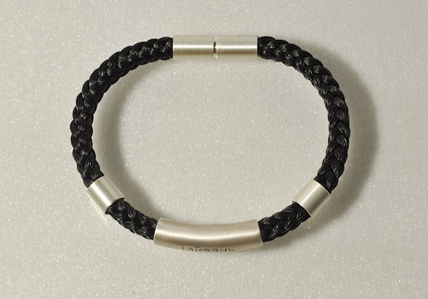 Armband aus Schweifhaar mit gravierter, gebogener Silberspange