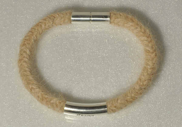 Armband aus Hundehaar mit gravierter Silberspange