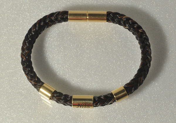 Armband aus Pferdehaar mit gravierter Goldspange
