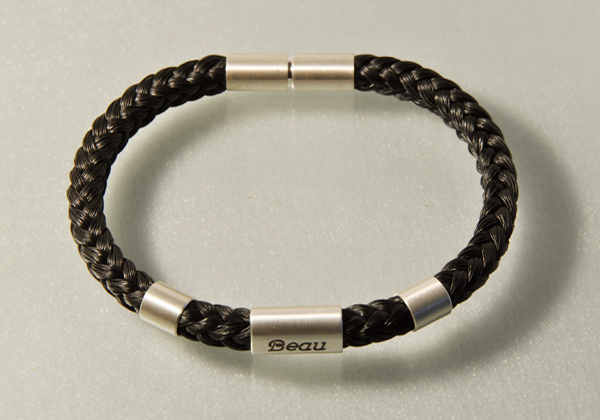 Armband aus Pferdehaar mit ovaler, gravierter Silberspange