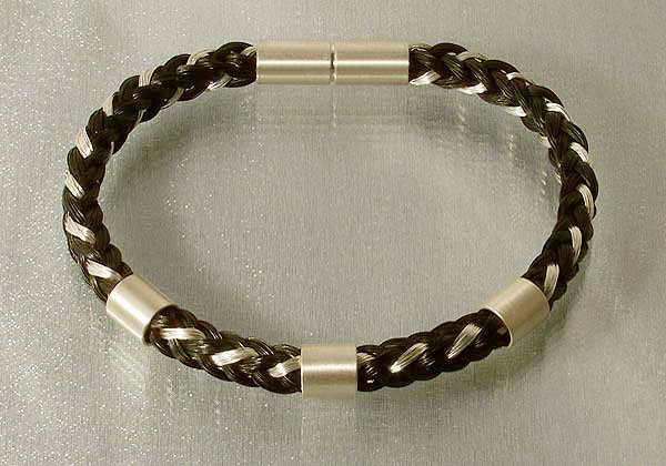 Armband aus Pferdehaar mit Silberspangen