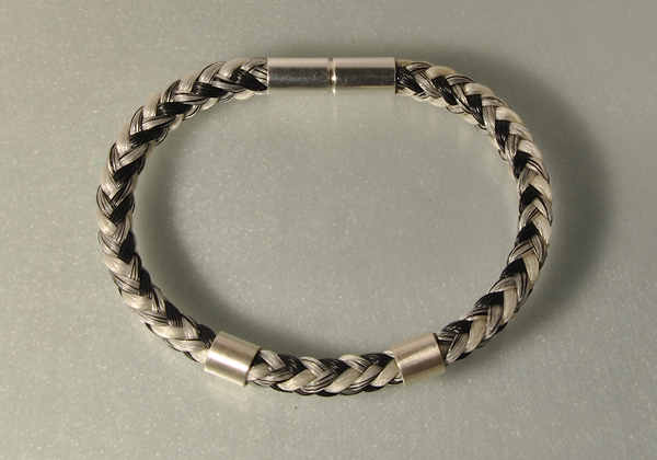 Armband aus Pferdehaar mit Silberspangen