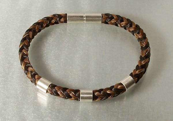 Armband aus Pferdehaar mit Silberspangen