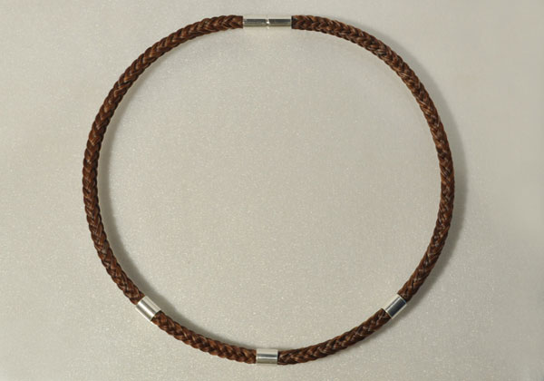 Collier aus Pferdehaar mit drei Silberspangen