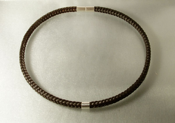 Collier aus Pferdehaar mit einer Goldspange