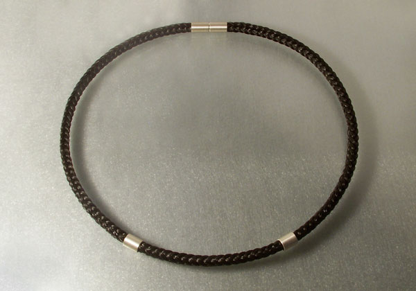 Collier aus Pferdehaar mit zwei Silberspangen