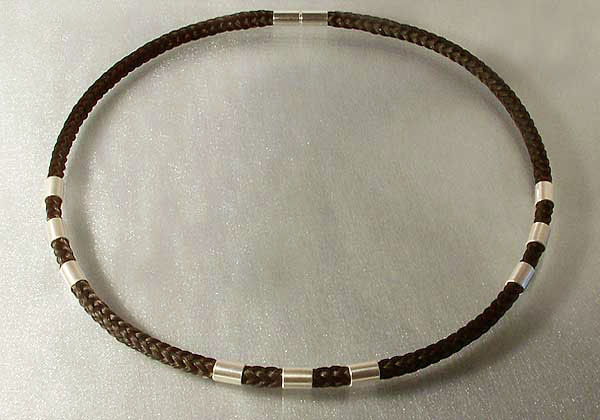 Collier aus Pferdehaar mit neun Silberspangen