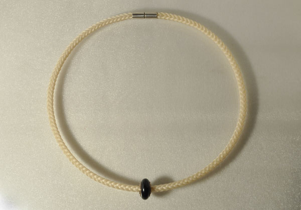 Collier aus Pferdehaar mit Silberkernbead