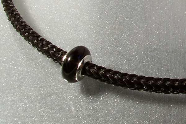 Collier aus Pferdehaar mit Silberkernbead