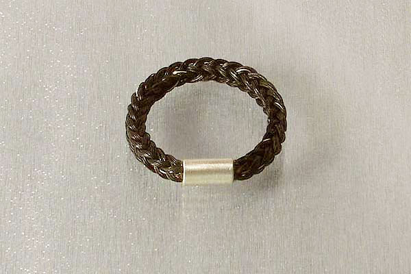 Fingerring aus Pferdehaar mit Silberspange