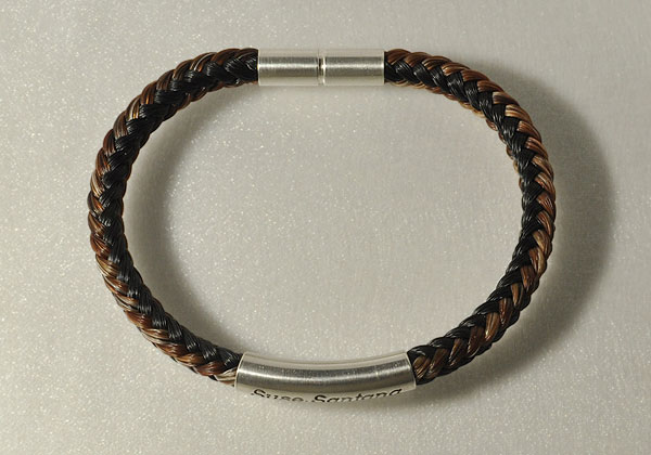Armband aus Pferdehaar mit gravierter Silberspange