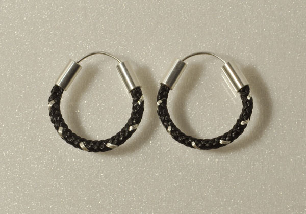Ohrringe aus Pferdehaar mit eingeflochtenem Silberdraht