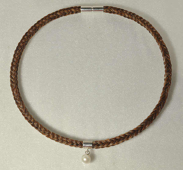 Collier aus Pferdehaar mit einer Perle